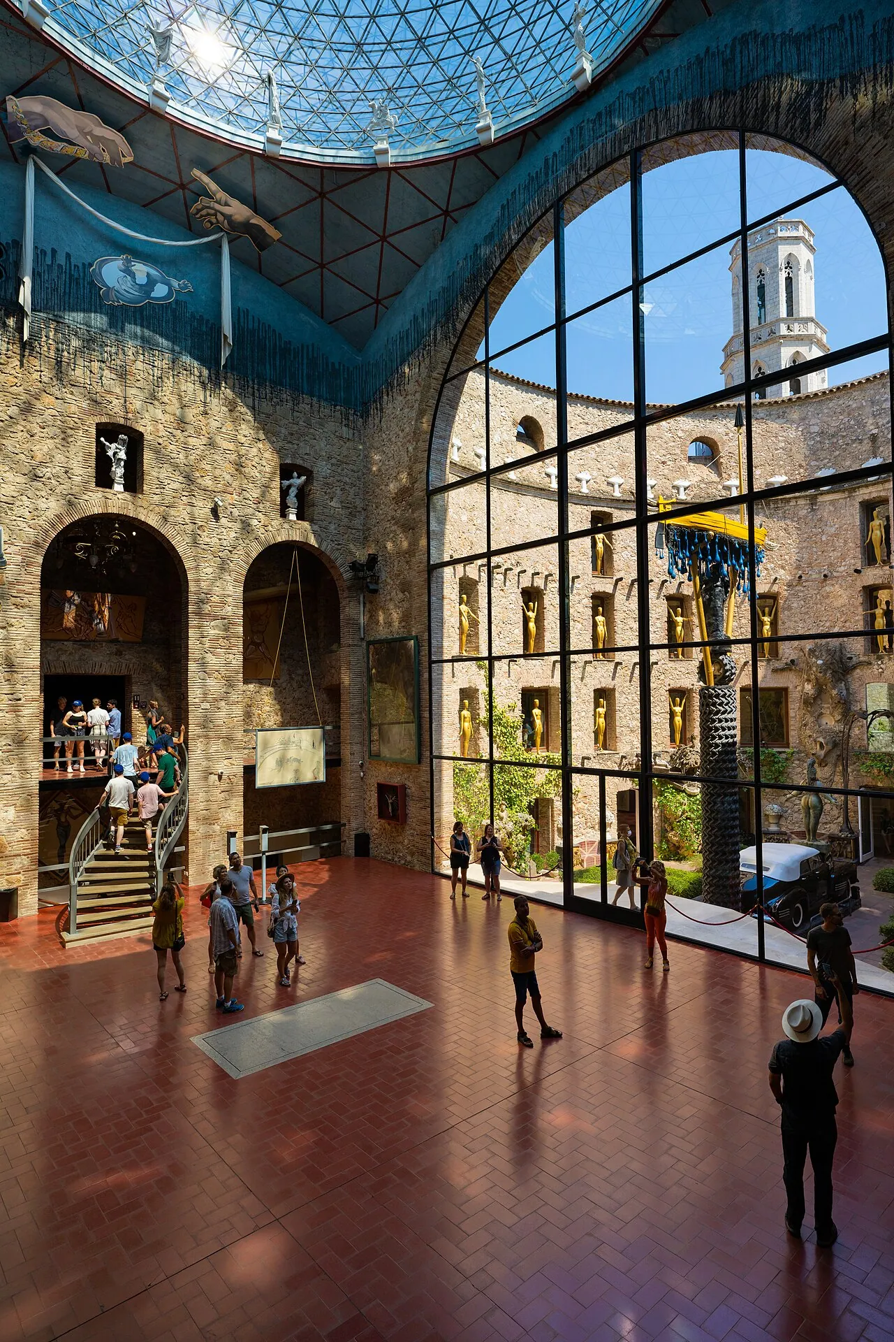 Figueres y el museo Dalí — Barcelona